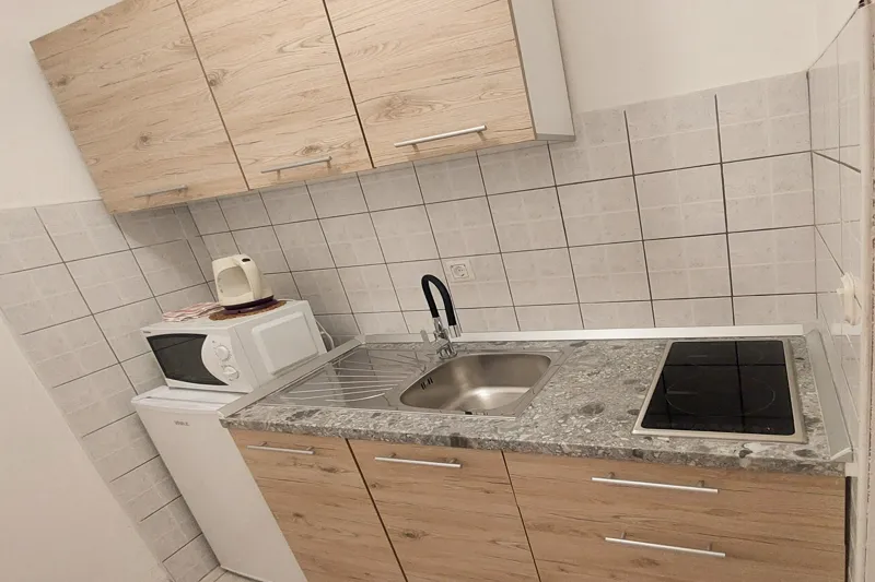 Apartament A2 – komfortowy nocleg w Podacy blisko morza kitchen
