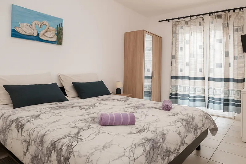 Apartament A2 – komfortowy nocleg w Podacy blisko morza bedroom